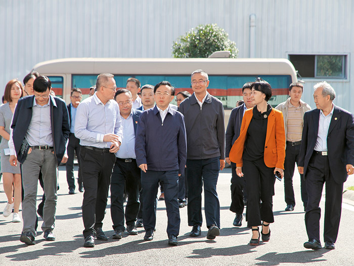  2018年成都市委常委、常務(wù)副市長(zhǎng)謝瑞武帶隊(duì)蒞臨新筑股份，實(shí)地調(diào)研內(nèi)嵌式中低速磁浮系統(tǒng)